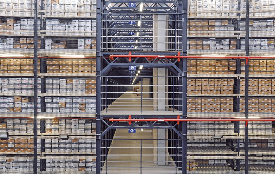 El almacén está dividido en cuatro plantas y se compone de racks con entrepaños a diferentes niveles para depositar las cajas que contienen los archivos