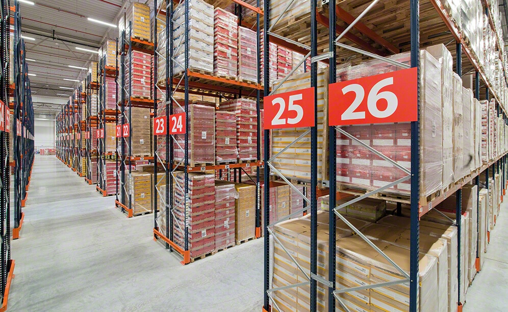 Mecalux ha suministrado racks selectivos con capacidad para 6.560 tarimas en el almacén que Lorenz Snack-World posee en Polonia