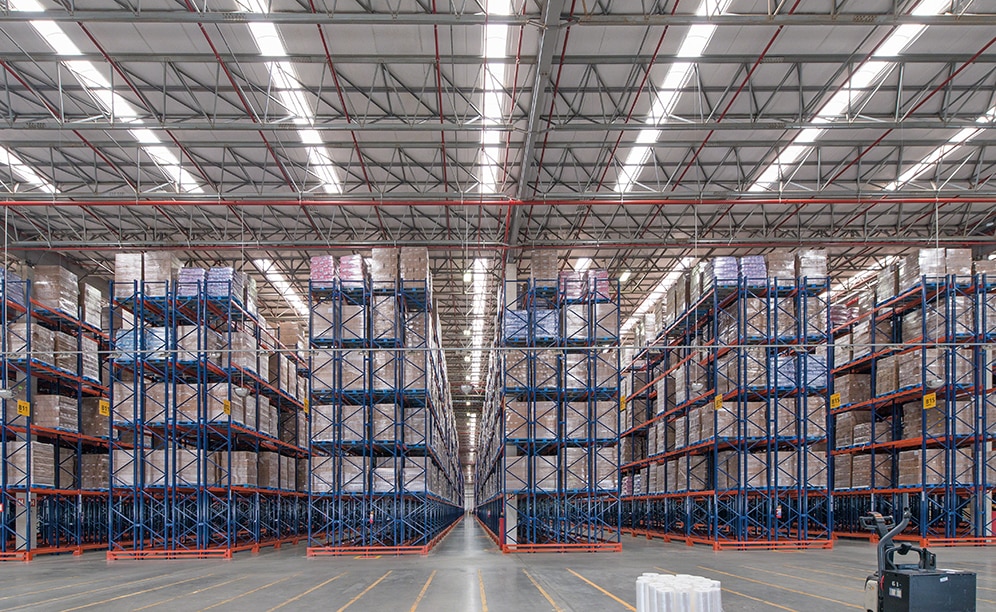 Capacidad para almacenar más de 83.500 tarimas en racks selectivos en el centro de distribución de la multinacional Unilever en Brasil Capacidad para almacenar más de 83.500 tarimas en racks selectivos en el centro de distribución de la multinacional Unilever en Brasil