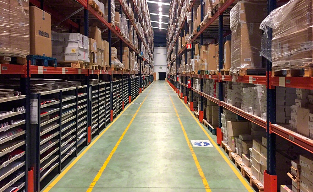 Mecalux ha equipado el almacén del operador logístico Eralogistics con racks selectivos y racks con entrepisos