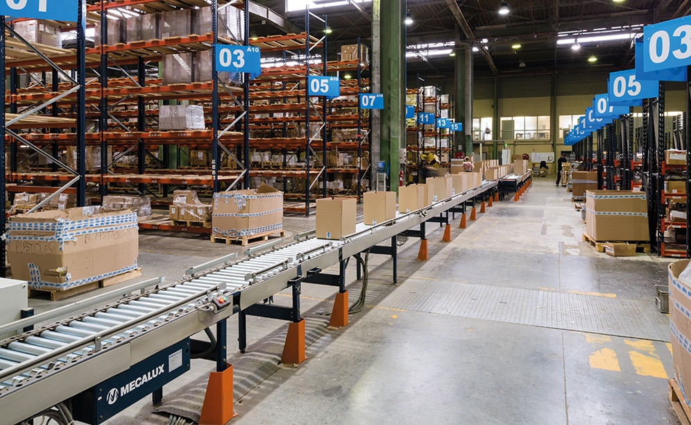 Un completo circuito de transportadores multiplica la productividad en el picking del fabricante francés de productos para el bricolaje Vynex Un completo circuito de transportadores multiplica la productividad en el picking del fabricante francés de productos para el bricolaje Vynex