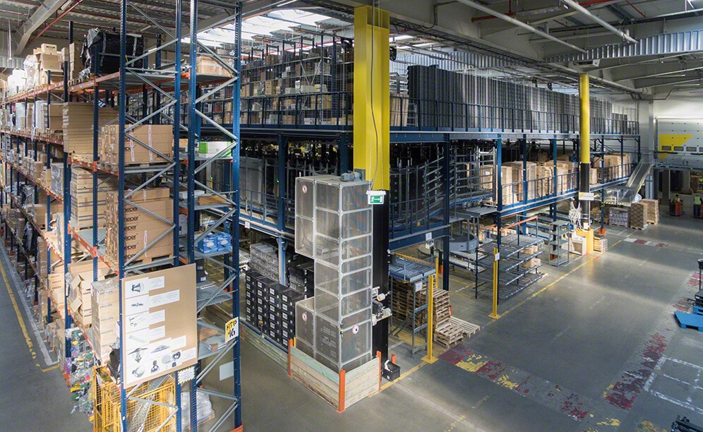 3LP S.A. posee un enorme centro logístico con capacidad para 35.000 tarimas y en el que Mecalux hsa suministrado racks selectivos, racks dinámico, una mezzanine y un bloque de picking con tres niveles de pasarelas