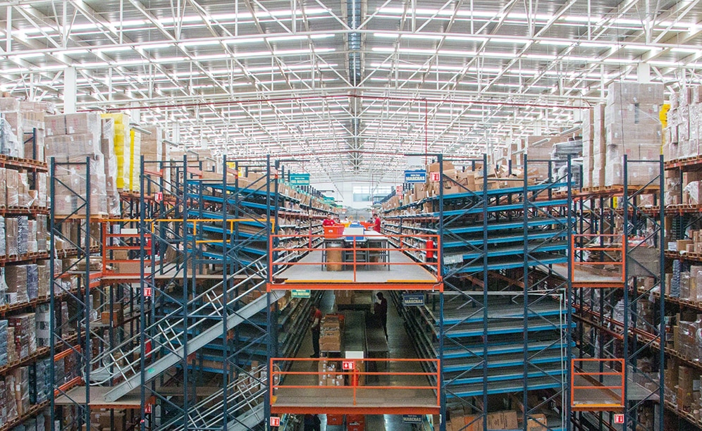 Los racks dinámicos para picking son los protagonistas del nuevo almacén de Apymsa, empresa mexicana líder en la venta de recambios para automóviles Los racks dinámicos para picking son los protagonistas del nuevo almacén de Apymsa, empresa mexicana líder en la venta de recambios para automóviles