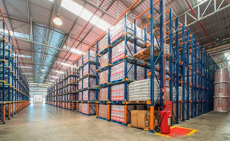 Tres sistemas de almacenaje clasifican la mercancía del productor lácteo Bela Vista en función de su rotación en su centro de distribución de Minas Gerais (Brasil) Tres sistemas de almacenaje clasifican la mercancía del productor lácteo Bela Vista en función de su rotación en su centro de distribución de Minas Gerais (Brasil)