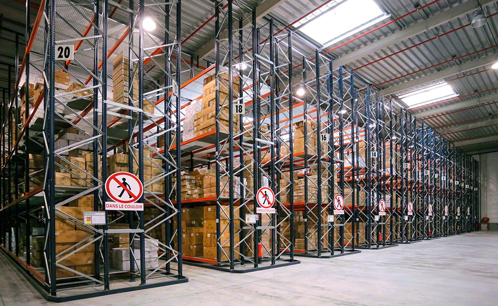 Mecalux equipó el almacén con estanterías convencionales, que destacan por su versatilidad para adaptarse a la gran variedad de referencias