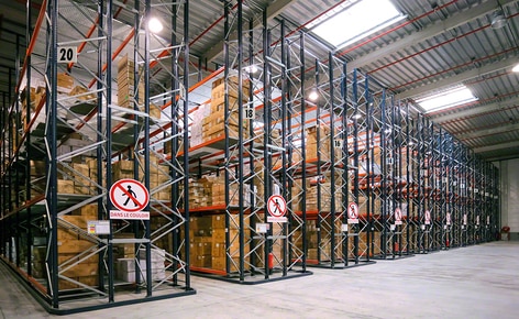 Racks selectivos con estantes rejados y un circuito de transportadores multiplican la eficiencia en el picking de un importante fabricante de juguetes Racks selectivos con estantes rejados y un circuito de transportadores multiplican la eficiencia en el picking de un importante fabricante de juguetes
