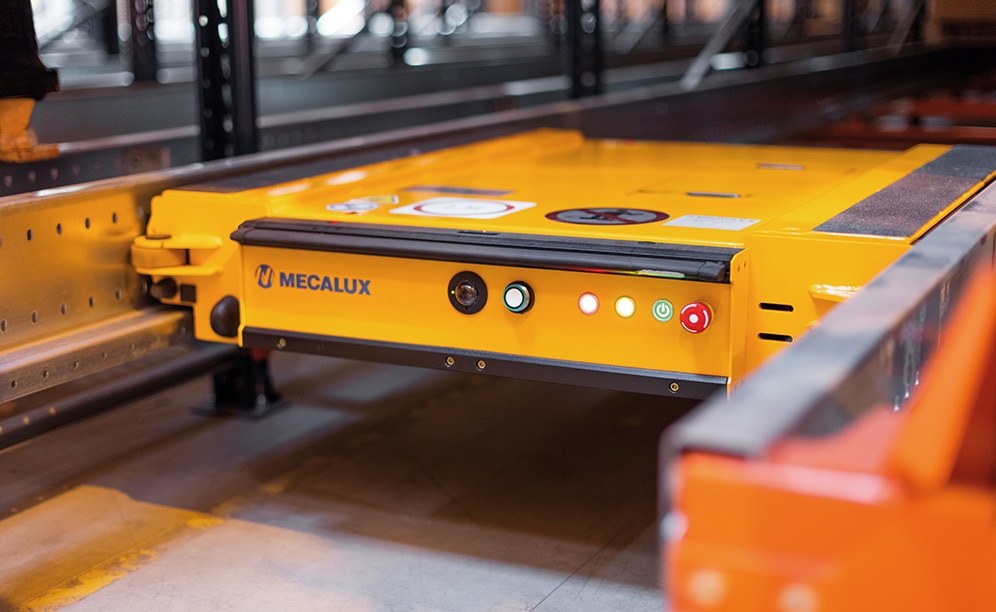 Gémo, reconocido distribuidor de moda francés, combina el sistema compacto semiautomático Pallet Shuttle con racks selectivos y de picking para obtener el máximo rendimiento Gémo, reconocido distribuidor de moda francés, combina el sistema compacto semiautomático Pallet Shuttle con racks selectivos y de picking para obtener el máximo rendimiento