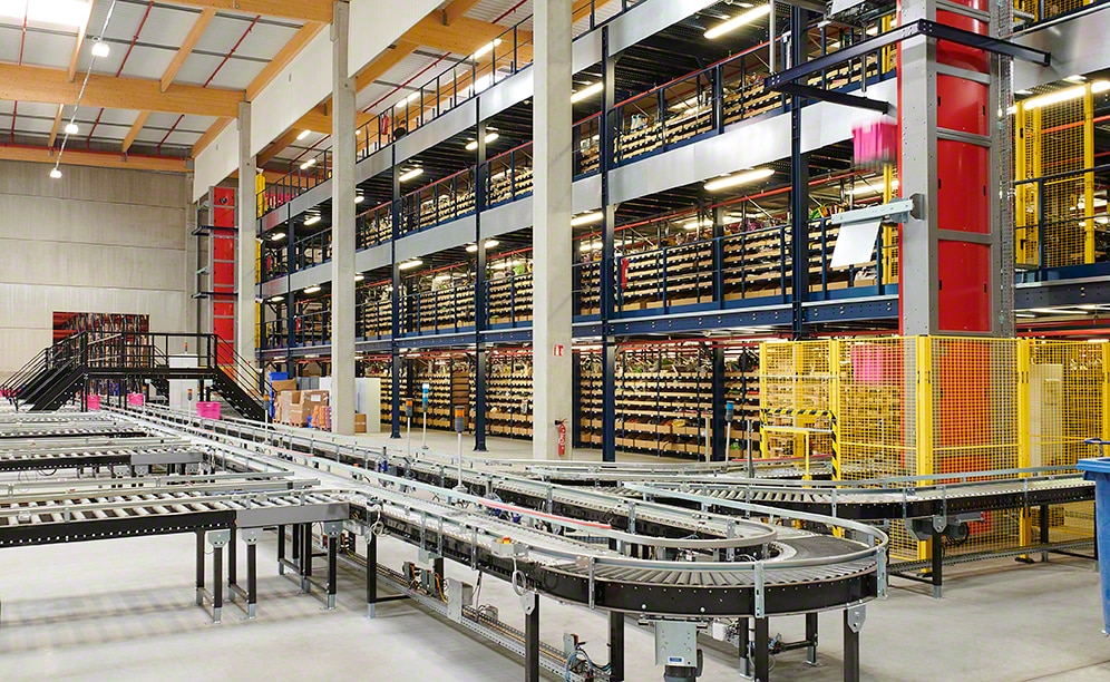 Racks Mecalux para la e-commerce de disfraces y artículos de fiesta Racks Mecalux para la e-commerce de disfraces y artículos de fiesta