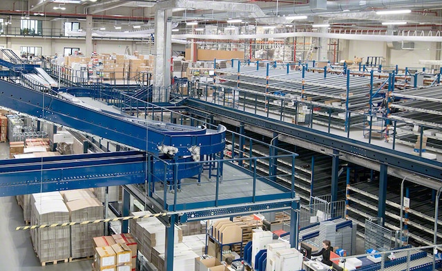 Racks con pasarelas que conforman tres plantas de eobuwie.pl