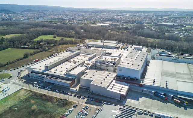Mecalux construyó un almacén automático autoportante para tarimas en la fábrica de Nescafé en Girona
