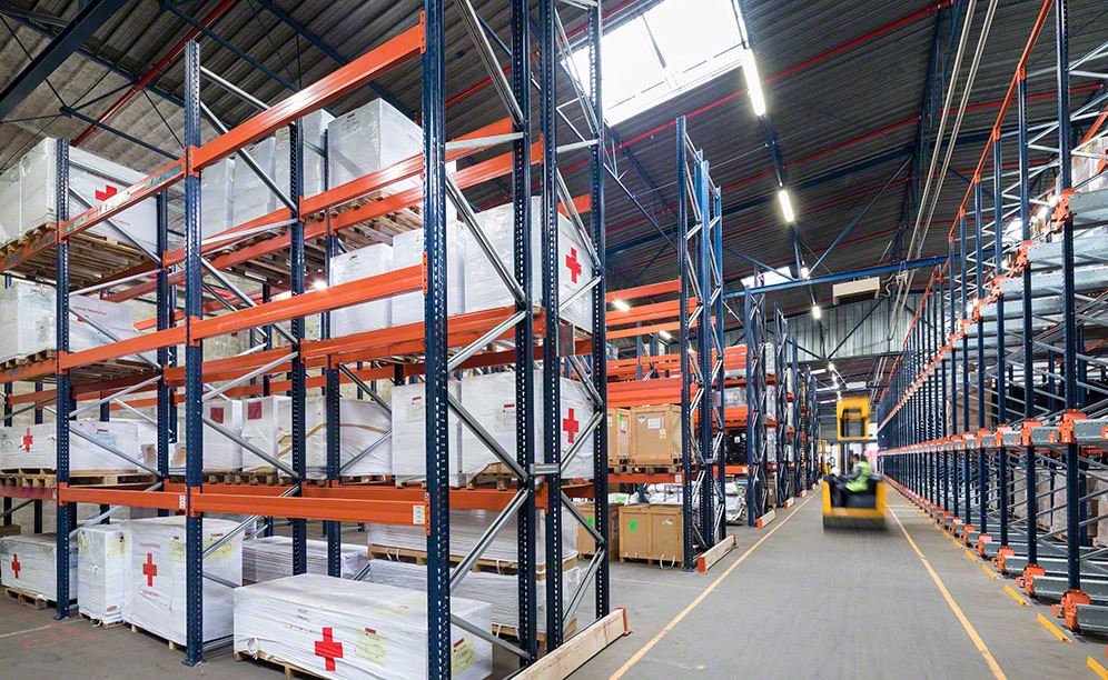 Los operarios dan las órdenes al Pallet Shuttle utilizando una tableta Los operarios dan las órdenes al Pallet Shuttle utilizando una tableta