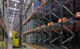 Los racks compactos con Pallet Shuttle instalados en Luís Simões están servidos por montacargas retráctiles