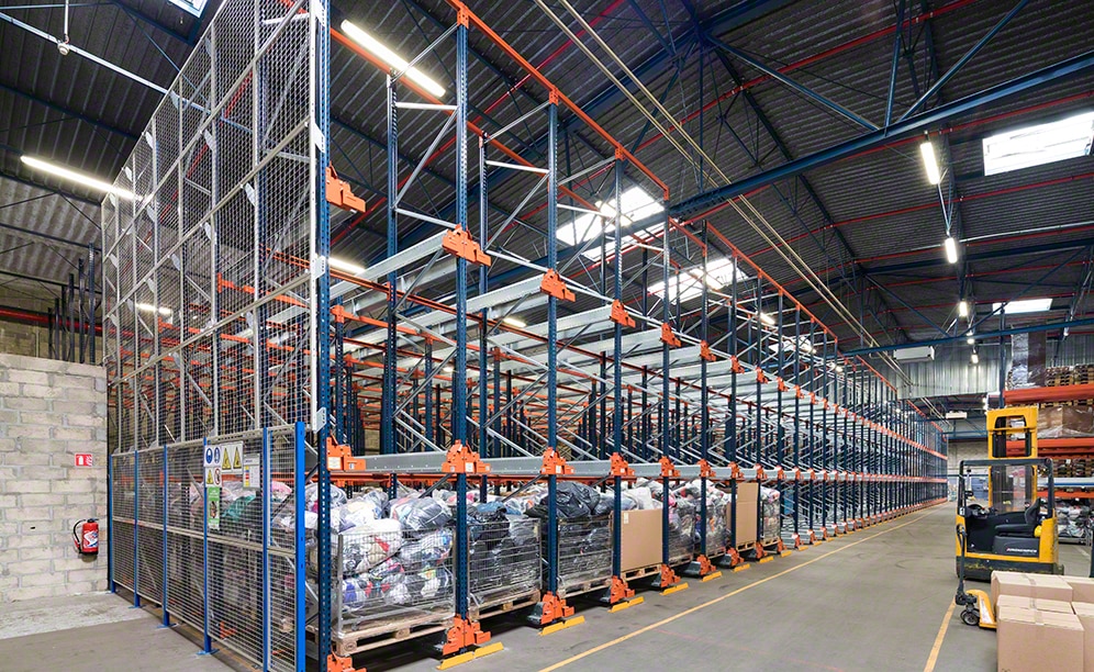 El Pallet Shuttle se traslada por el interior del canal con total autonomía El Pallet Shuttle se traslada por el interior del canal con total autonomía