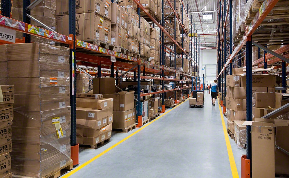 Las estanterías se adaptan a los productos de distintas medidas y rotaciones Las estanterías se adaptan a los productos de distintas medidas y rotaciones