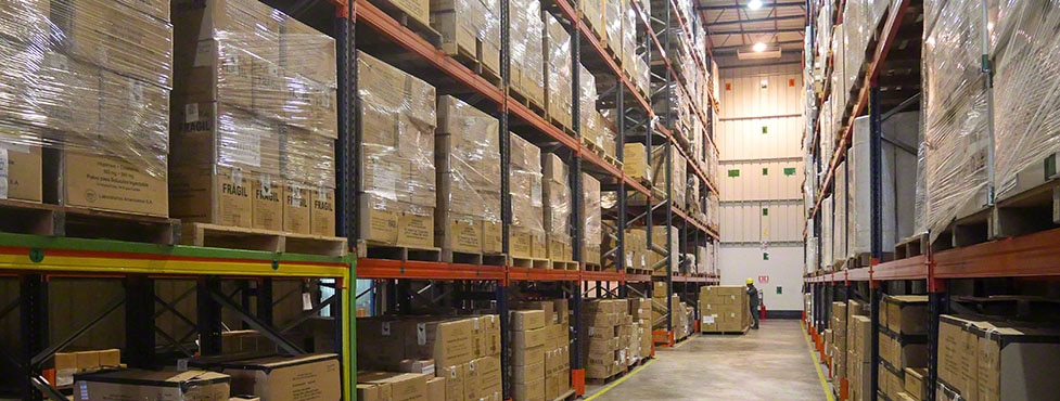 Laboratorios Americanos: productos farmacéuticos en racks sismorresistentes Laboratorios Americanos: productos farmacéuticos en racks sismorresistentes