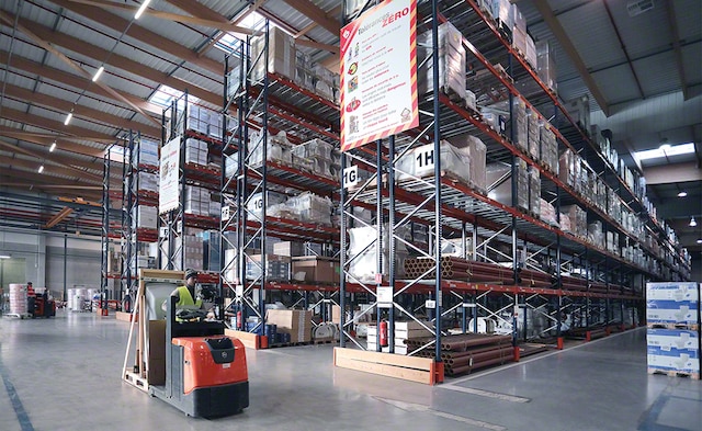 Saint-Gobain utiliza el espacio disponible de sus almacenes de forma inteligente, aprovechando cada metro cuadrado con operativas eficientes que contribuyen al buen rendimiento de la instalación