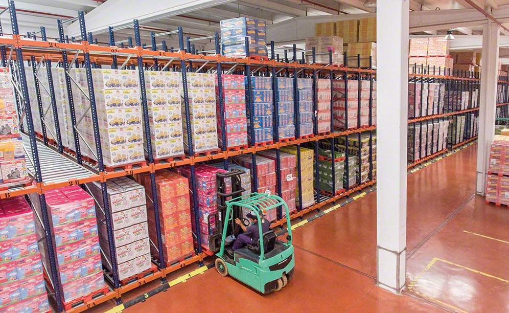 Mecalux ha equipado el centro de distribución de Tosfrit con racks dinámicos por gravedad que ofrecen una capacidad de almacenaje para 1.350 tarimas