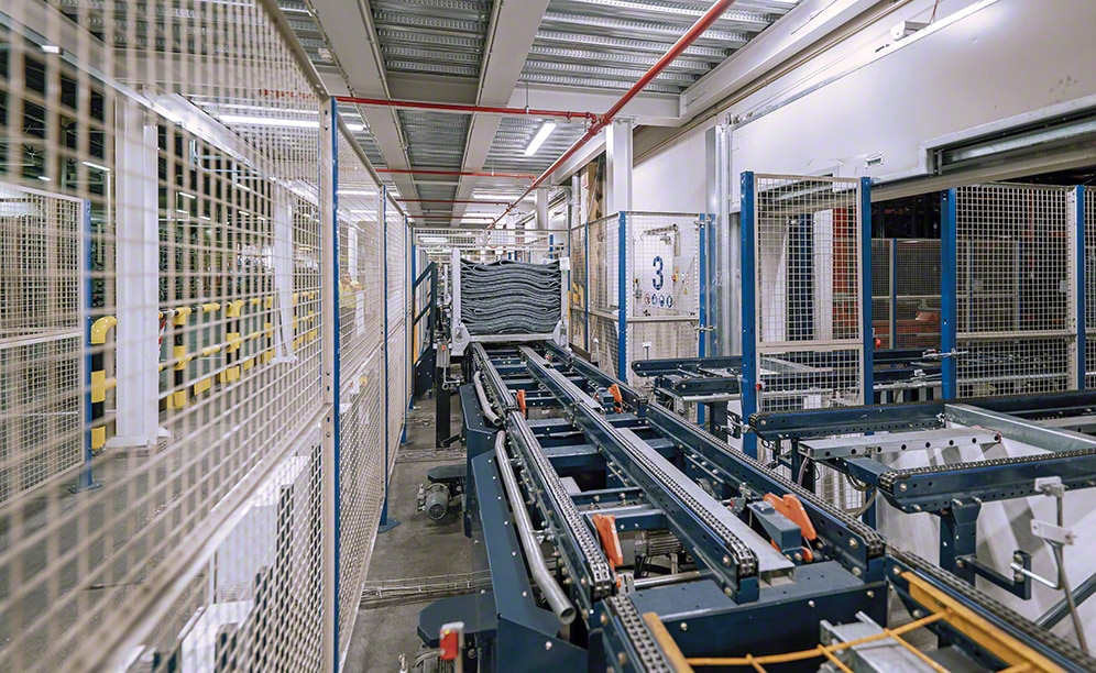 Almacén automático autoportante de Michelin en Vitoria integrado con producción Almacén automático autoportante de Michelin en Vitoria integrado con producción