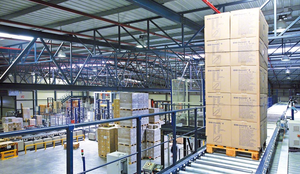 Un transportador para tarimas es una solución automatizada que garantiza un flujo de mercancía ininterrumpido a las diferentes zonas del almacén