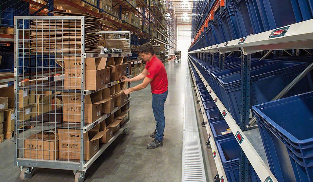 Los dispositivos put-to-light agilizan el trabajo de preparación de pedidos en un almacén