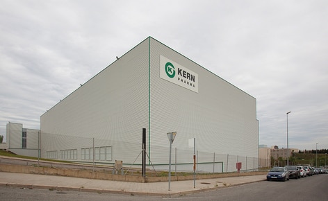 El laboratorio farmacéutico Kern Pharma construye un almacén autoportante automático que combina transelevadores para tarimas y para cajas