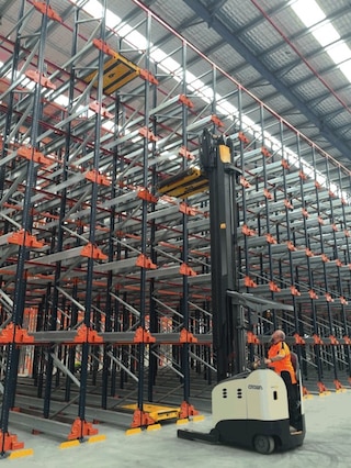 Sistema Pallet Shuttle y racks cantilever de Mecalux en el almacén de Reece en Australia