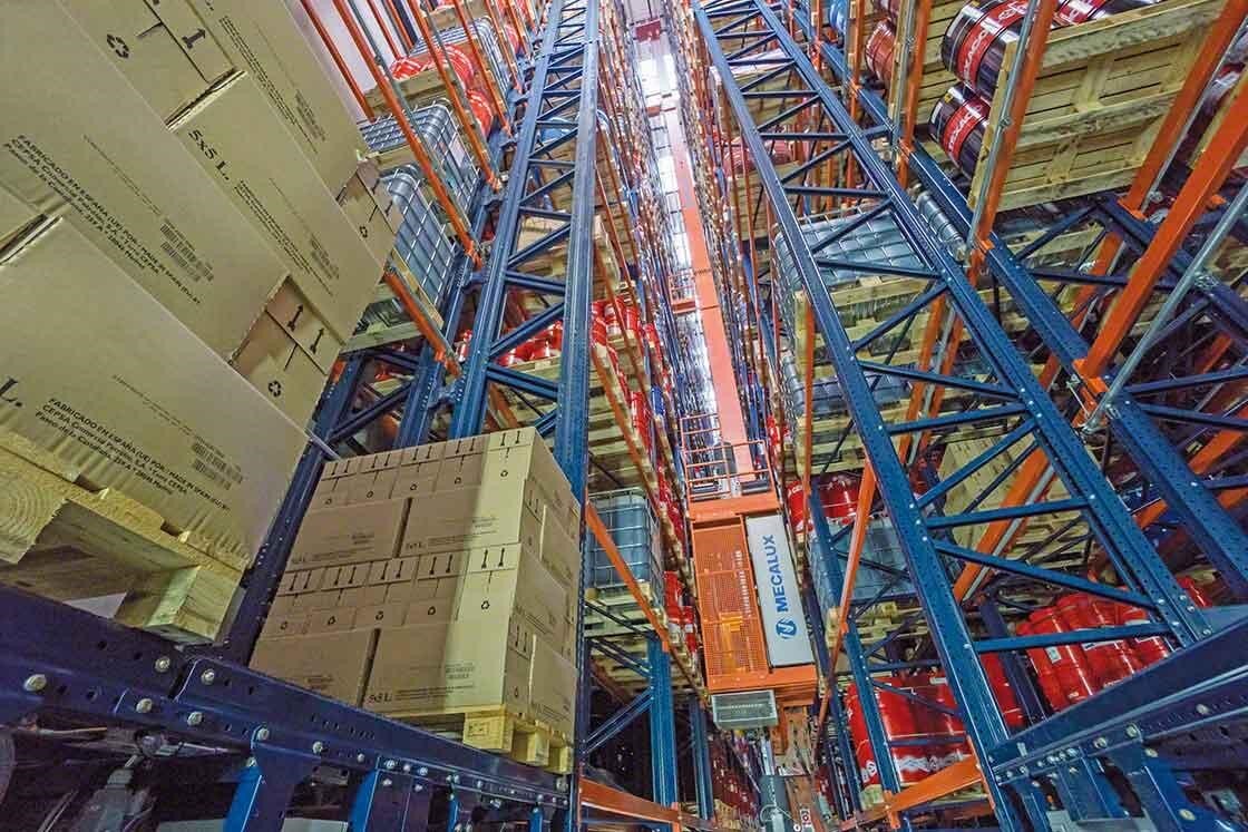 Un transelevador maneja tarimas de forma automática en un almacén robotizado