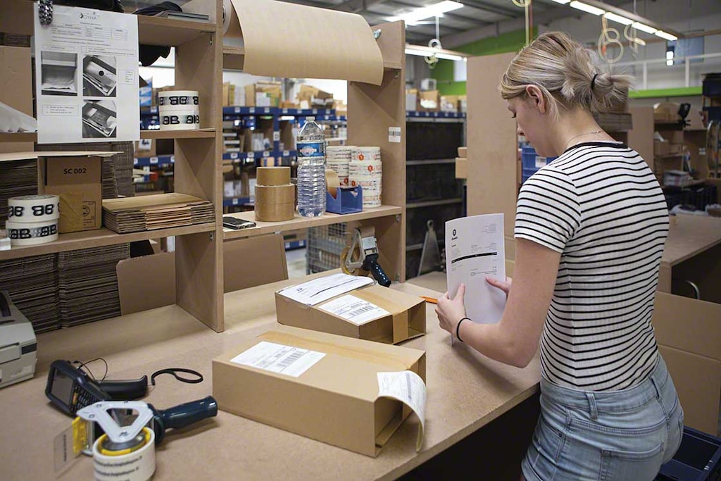 Los envíos en 24h y los pedidos de pocas unidades son dos de las características típicas de la logística e-commerce Los envíos en 24h y los pedidos de pocas unidades son dos de las características típicas de la logística e-commerce