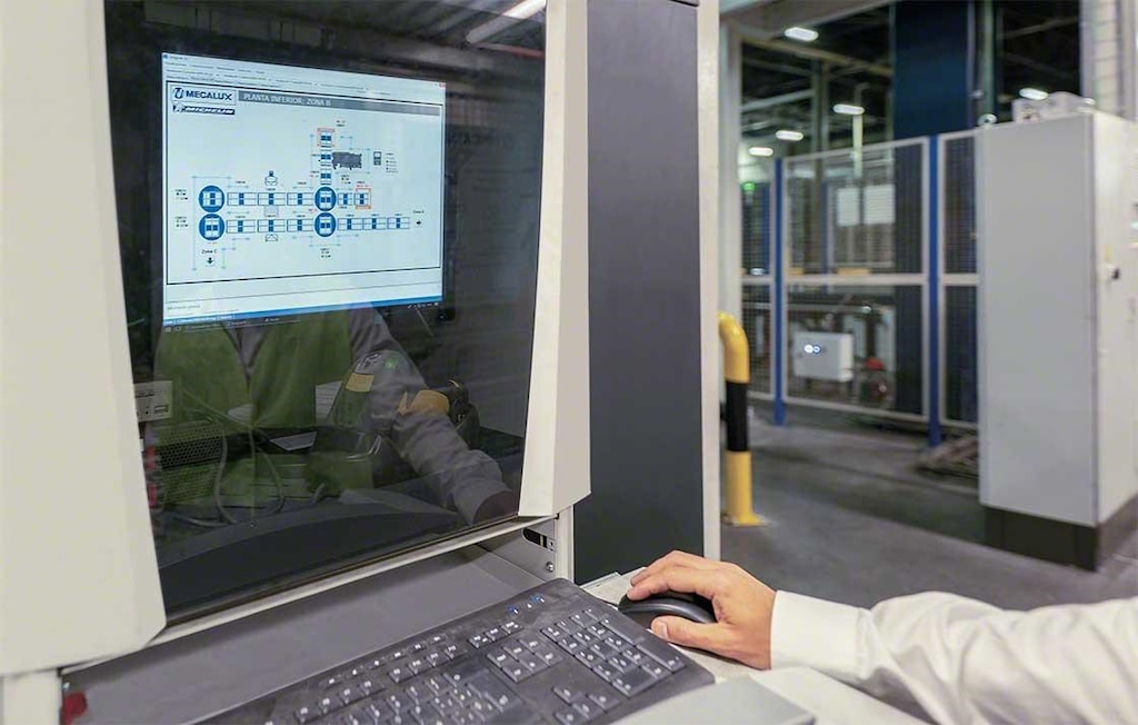 La gestión de ubicaciones en un almacén caótico está dirigida por un WMS La gestión de ubicaciones en un almacén caótico está dirigida por un WMS