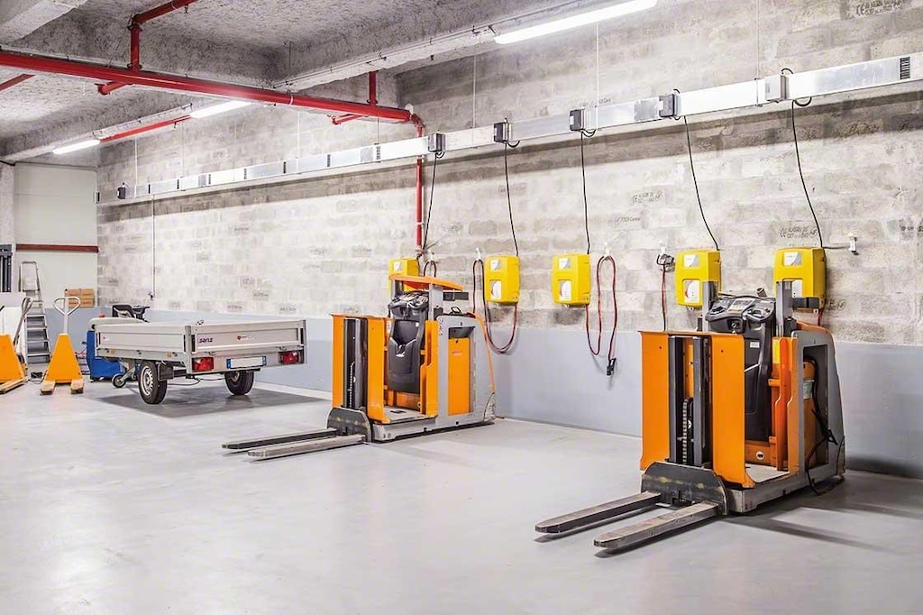 La zona del almacén para el mantenimiento de los equipos debe cumplir todas las normas de seguridad La zona del almacén para el mantenimiento de los equipos debe cumplir todas las normas de seguridad