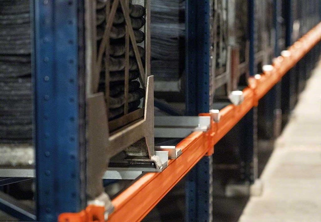 Los racks deben adaptarse a los contenedores metálicos que agrupan neumáticos Los racks deben adaptarse a los contenedores metálicos que agrupan neumáticos
