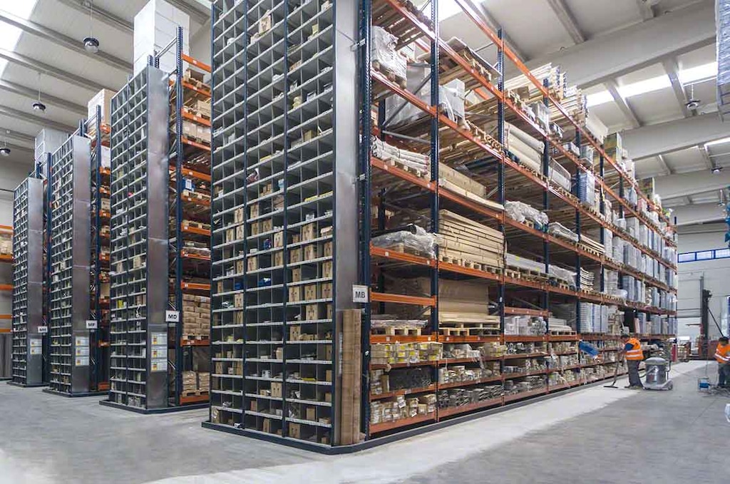 Operarios ejecutando tareas de limpieza en un almacén con rack selectivo Operarios ejecutando tareas de limpieza en un almacén con rack selectivo