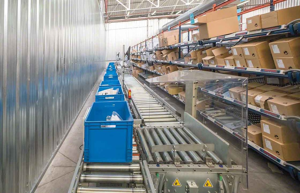 La zona de picking, situada frente a los racks, está dotada de transportadores para cajas que facilitan el movimiento de cargas La zona de picking, situada frente a los racks, está dotada de transportadores para cajas que facilitan el movimiento de cargas