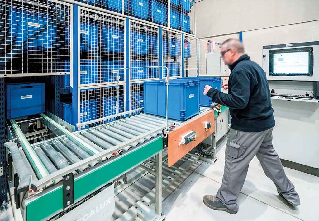 Los almacenes automatizados para cajas tienen la zona de picking ubicada en la cabecera del miniload Los almacenes automatizados para cajas tienen la zona de picking ubicada en la cabecera del miniload