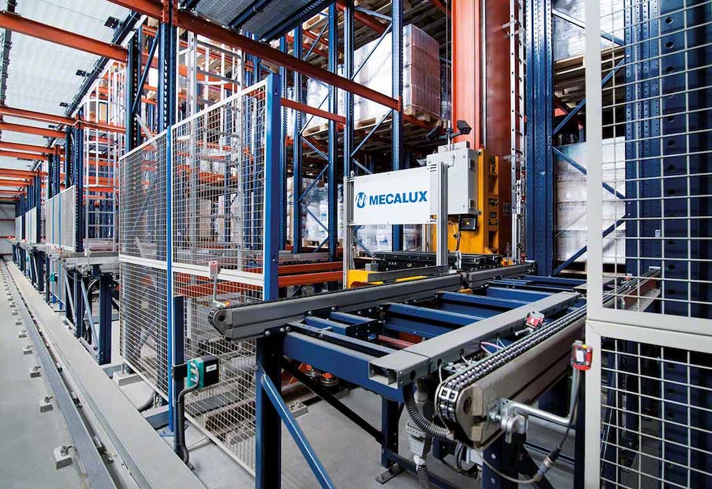 Los sistemas automáticos facilitan el manejo con seguridad de cargas en los almacenes de productos químicos