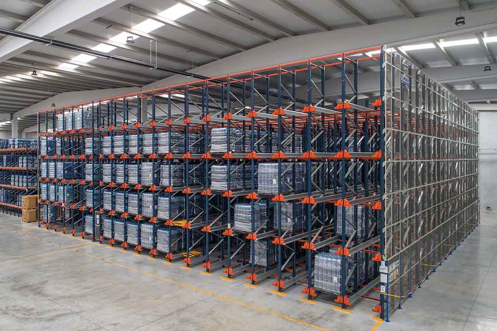 Las estanterías compactas funcionan con los flujos FIFO, una cuestión que afecta a los criterios de ubicación de existencias Las estanterías compactas funcionan con los flujos FIFO, una cuestión que afecta a los criterios de ubicación de existencias