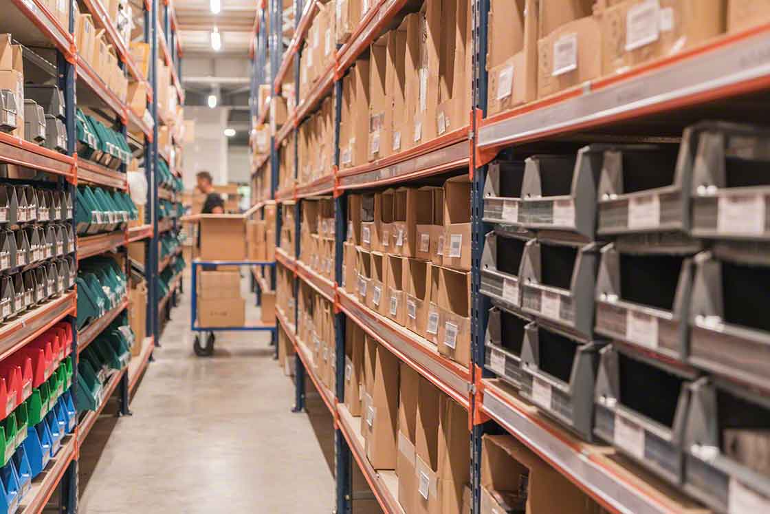 El objetivo de la reposición de stock es que el operario no acuda a por el producto y se encuentre el rack vacío