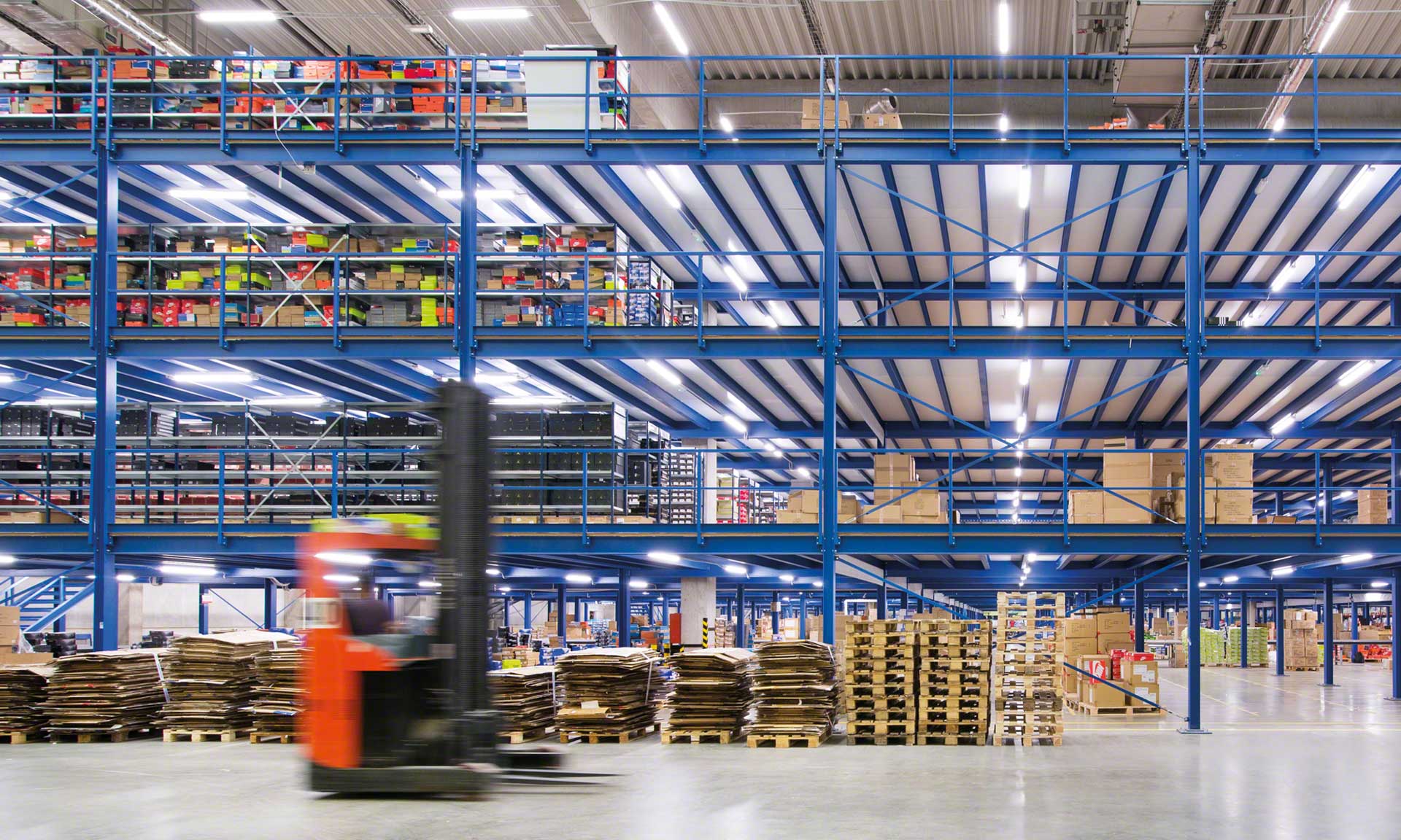 Sportisimo: almacén optimizado con racks selectivos y racks picking Sportisimo: almacén optimizado con racks selectivos y racks picking
