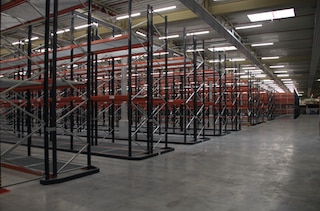 Racks selectivos con pasillo estrecho: alta capacidad de almacenaje y versatilidad Racks selectivos con pasillo estrecho: alta capacidad de almacenaje y versatilidad
