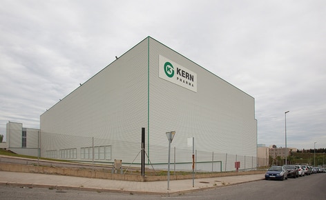 Mecalux construyó un nuevo almacén autoportante de 2.000 m² que mide 26 m de altura y 84 m de longitud