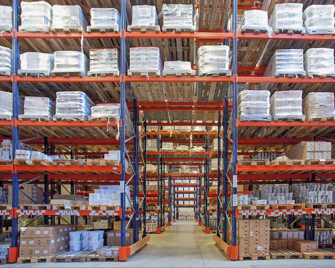 Los pasillos de emergencia transversales mejoran la seguridad en los almacenes de productos químicos