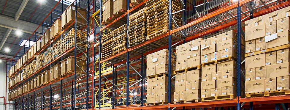 Everial: gestión eficiente de más de 360.000 cajas en su centro documental de Lyon Everial: gestión eficiente de más de 360.000 cajas en su centro documental de Lyon