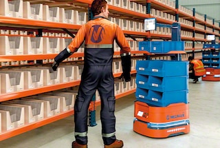 Un robot móvil autónomo es óptimo para operaciones de picking person-to-goods