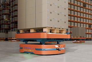 Los robots AMR transportan tarimas por el interior del almacén