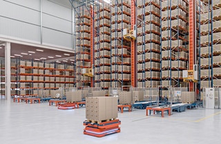 Los robots AMR 1500 Pallet Conveyor son idóneos para abastecer la cabecera de un almacén automatizado para tarimas