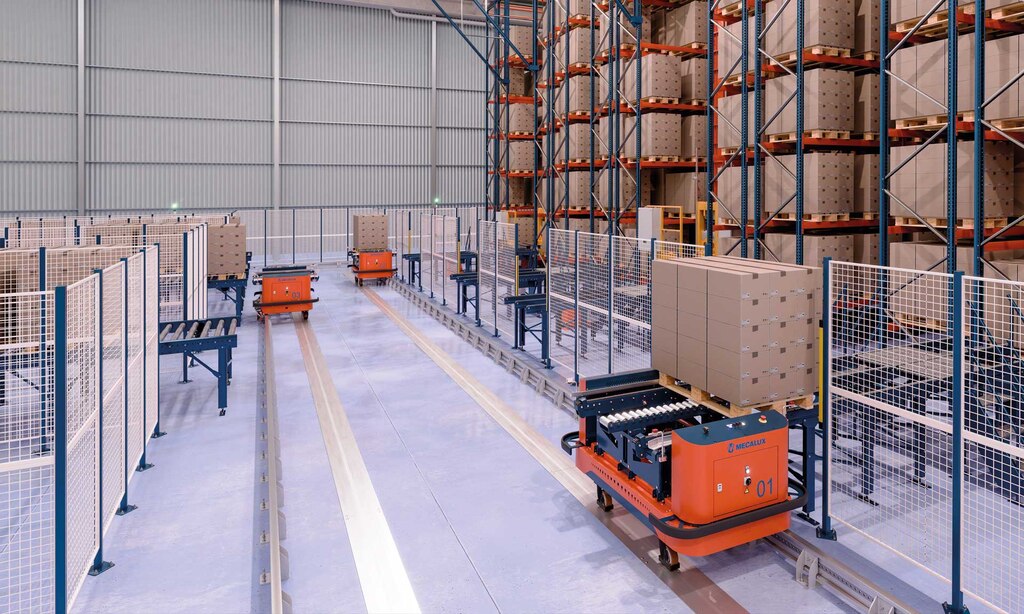 Las electrovías de suelo de Mecalux se desplazan sobre un riel electrificado en el pavimento