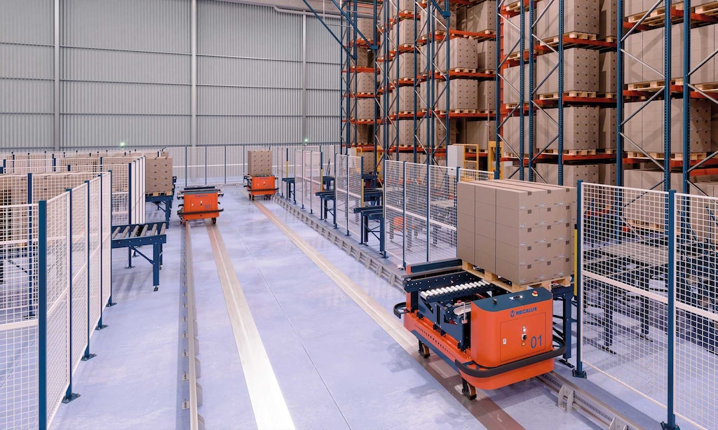 Las electrovías de suelo de Mecalux se desplazan sobre un riel electrificado en el pavimento