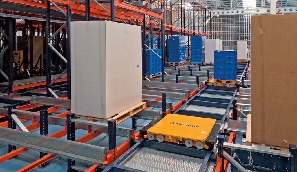 Las lanzaderas recorren el canal de almacenamiento en línea recta