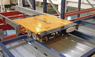 El 4 way shuttle mueve tarimas automáticamente en las cuatro direcciones del almacén