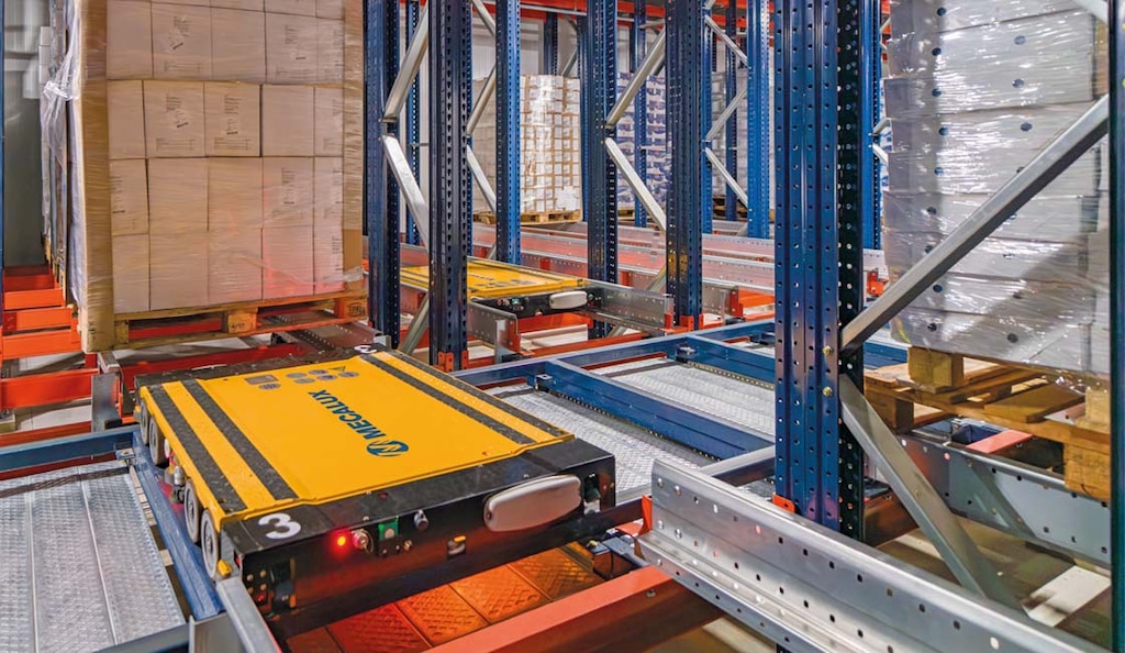 El Pallet Shuttle automático 3D utiliza carros autónomos y multidireccionales